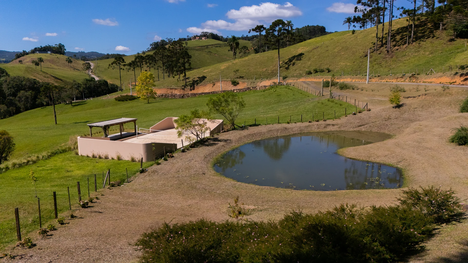 Campo e lago em meio à natureza da fazenda