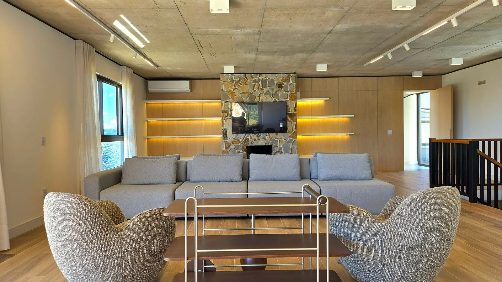 Sala de convivência da casa com lareira
