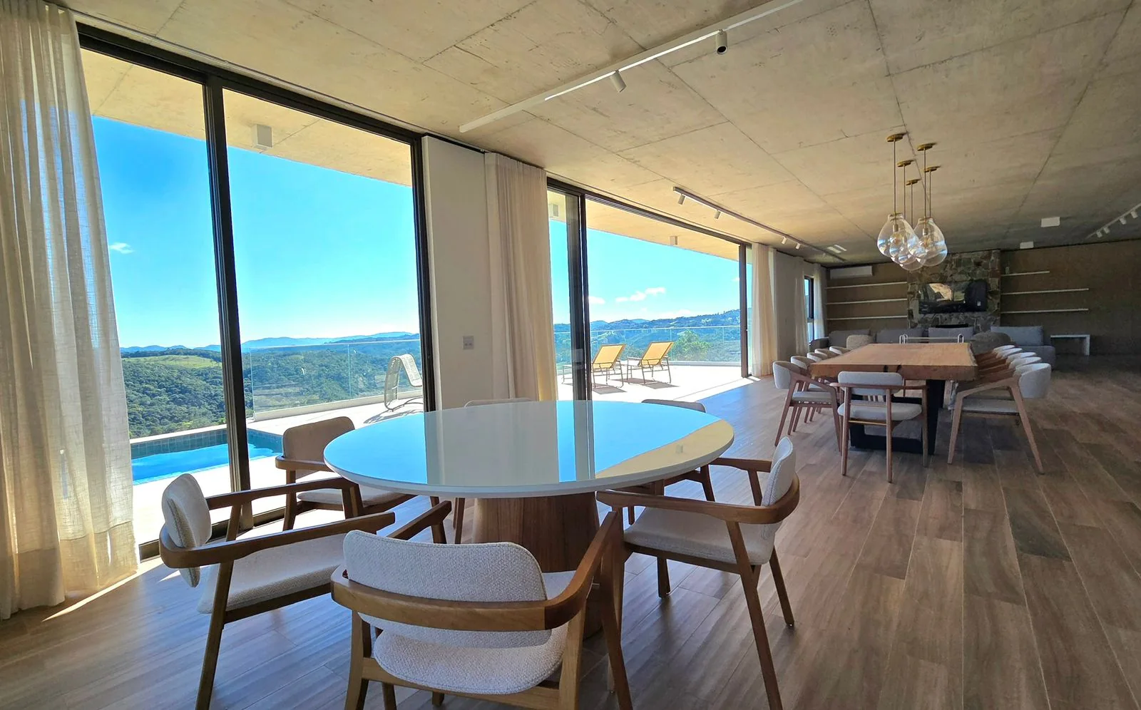 Mesa da casa aberta para a paisagem da serra