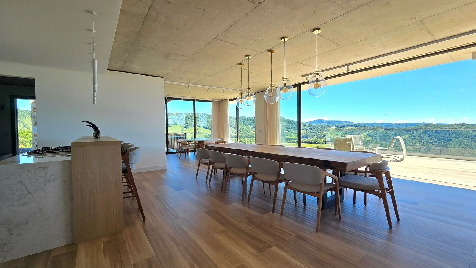 Mesa e ambiente gourmet da Casa de Pedra