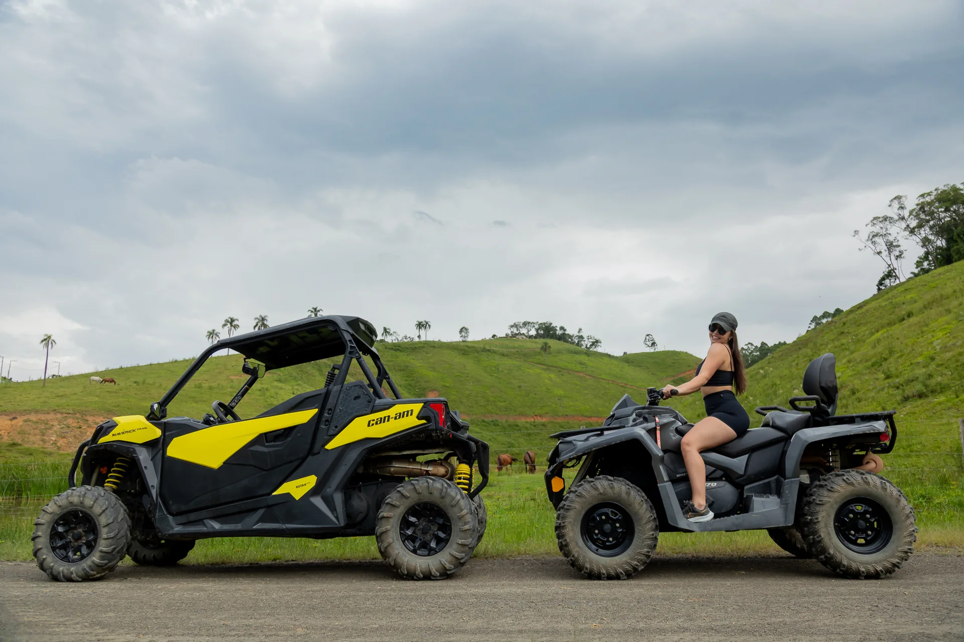 UTV e quadriciclo nos campos da propriedade
