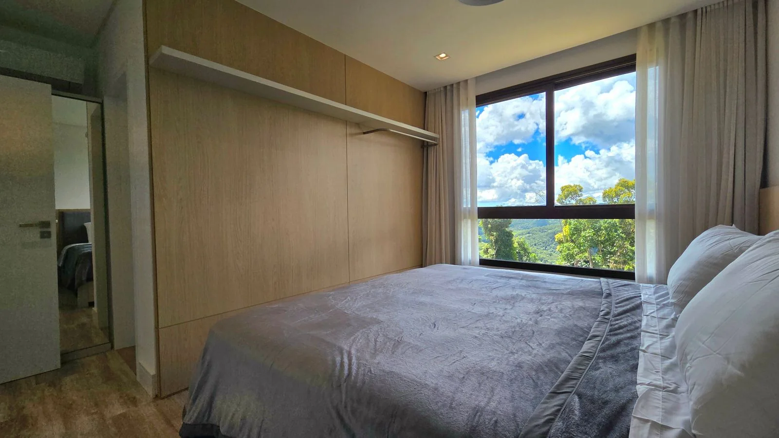 Quarto da casa integrado à paisagem