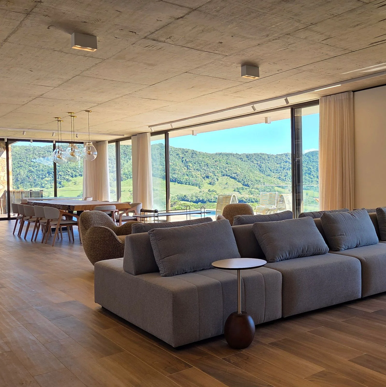 Sala integrada às montanhas na Fazenda Alma Catarina
